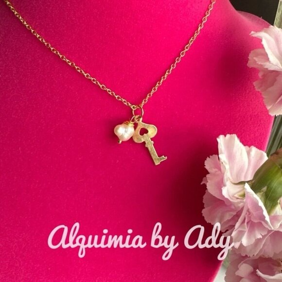 Gold key charms vintage pearl Vermeil gold 925 necklace - Picture 2 of 3